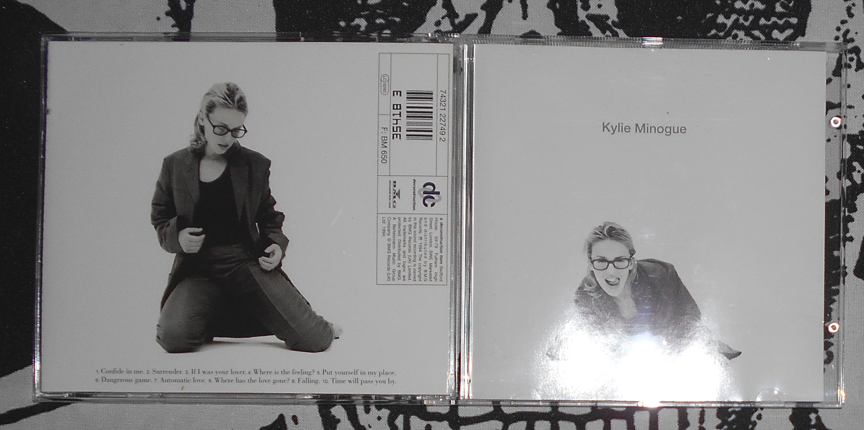 KYLIE MONOGUE - Kylie Minogue (1).JPG