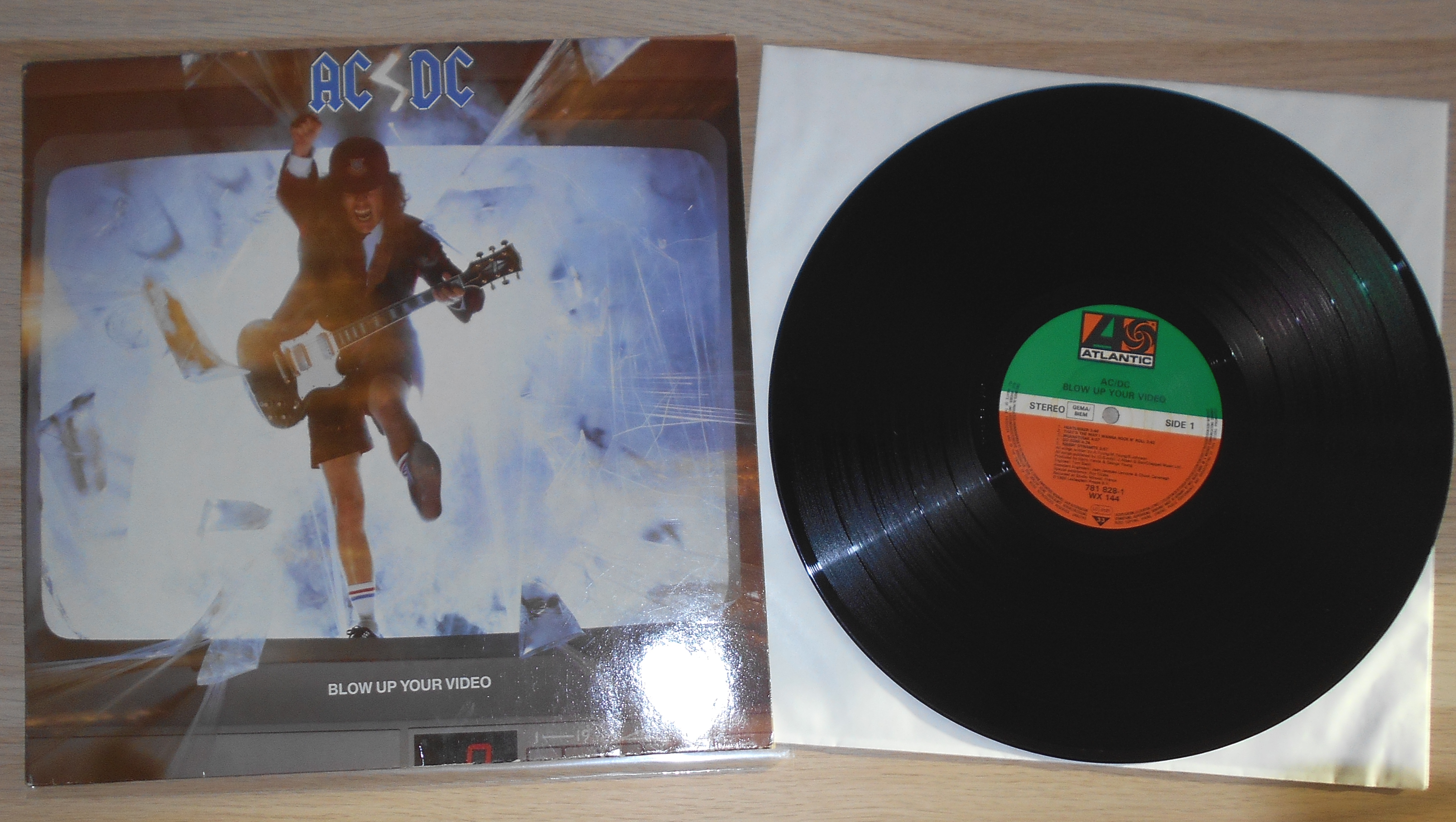 ACDC - Blow up your Video (1).JPG